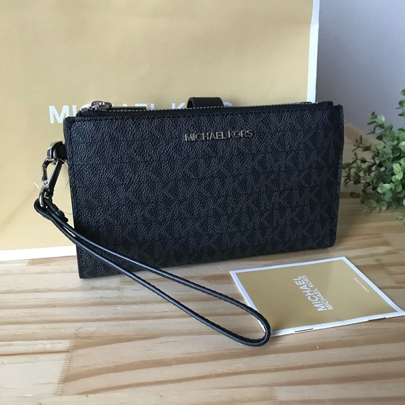 Michael Kors Wallet🎈🎈 - Picture 1 of 6